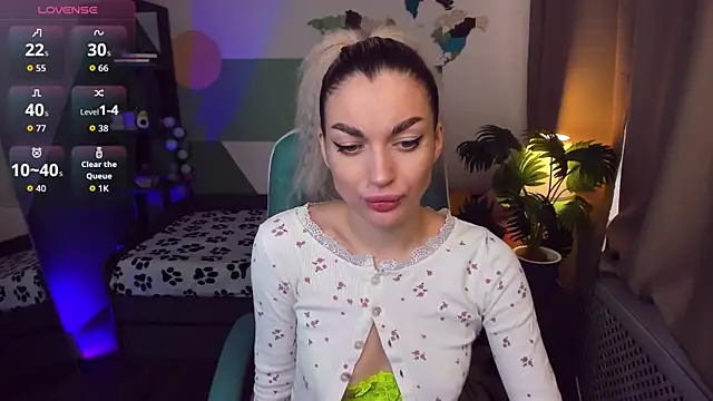 Snapshot of Alice_Cutieee chatting on 10-06-25, 10:34 Alice Cutieee online show from 10-06-25, 10:34