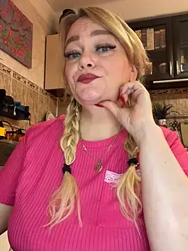 Snapshot of Sweet-blonde chatting on 10-10-25, 08:24 Sweet-blonde online show from 10-10-25, 08:24