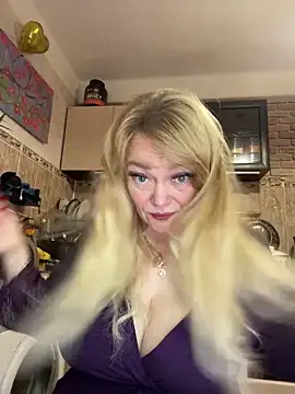 Snapshot of Sweet-blonde chatting on 10-10-25, 11:15 Sweet-blonde online show from 10-10-25, 11:15