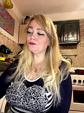 Snapshot of Sweet-blonde chatting on 10-14-25, 11:33 Sweet-blonde online show from 10-14-25, 11:33