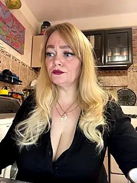 Snapshot of Sweet-blonde chatting on 10-16-25, 09:43 Sweet-blonde online show from 10-16-25, 09:43