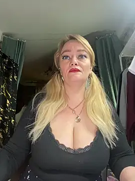Snapshot of Sweet-blonde chatting on 03-29-26, 10:21 Sweet-blonde online show from 03-29-26, 10:21