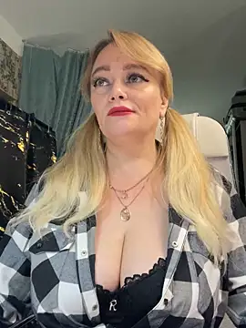Snapshot of Sweet-blonde chatting on 05-18-26, 10:10 Sweet-blonde online show from 05-18-26, 10:10