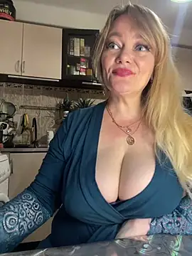 Snapshot of Sweet-blonde chatting on 06-06-26, 11:31 Sweet-blonde online show from 06-06-26, 11:31