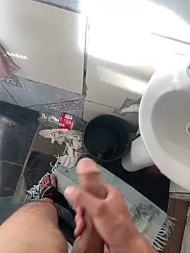 Snapshot of ooMiguel17CM chatting on 12-18-25, 07:20 ooMiguel17CM online show from 12-18-25, 07:20