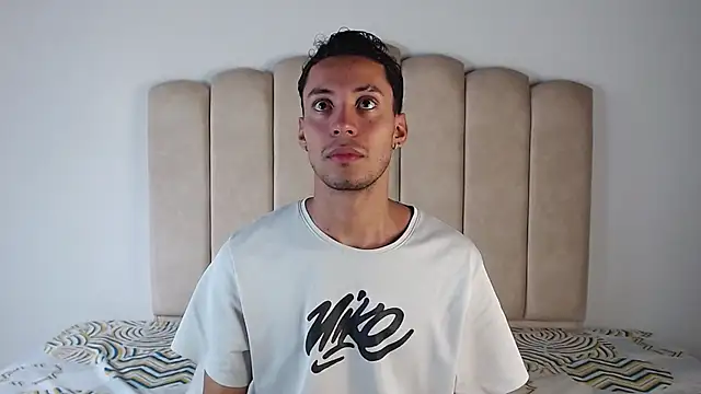 aroncooper1 online show from 11-02-25, 08:11