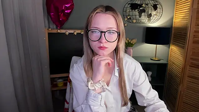 Snapshot of elliupp chatting on 10-10-25, 08:35 elliupp online show from 10-10-25, 08:35