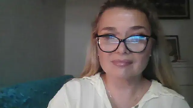 Snapshot of Myrienna chatting on 09-29-25, 05:40 Myrienna online show from 09-29-25, 05:40