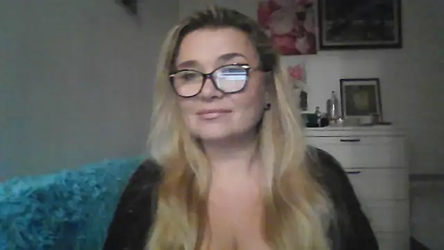 Snapshot of Myrienna chatting on 10-03-25, 10:40 Myrienna online show from 10-03-25, 10:40