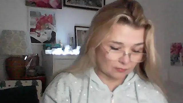 Snapshot of Myrienna chatting on 11-30-25, 06:12 Myrienna online show from 11-30-25, 06:12