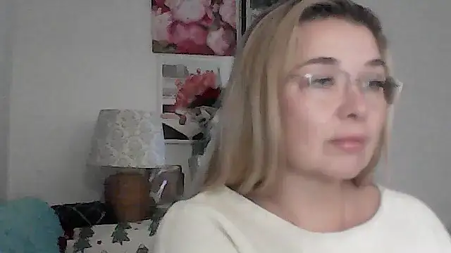 Snapshot of Myrienna chatting on 12-16-25, 10:48 Myrienna online show from 12-16-25, 10:48