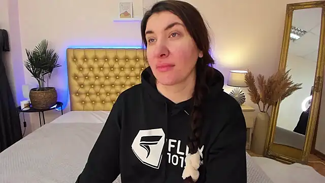 TrishaDarks online show from 02-01-26, 06:23