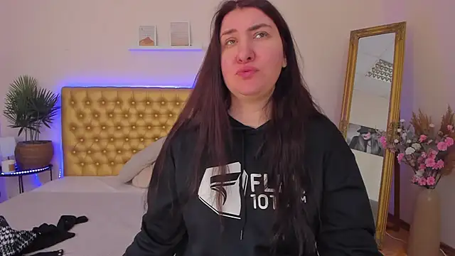 TrishaDarks online show from 03-07-26, 06:21