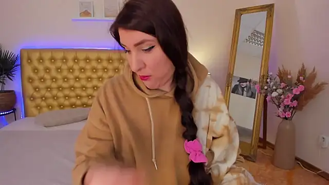 TrishaDarks online show from 03-12-26, 06:19