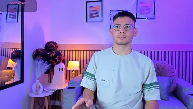 Snapshot of marcuswildx chatting on 10-16-25, 11:44 marcuswildx online show from 10-16-25, 11:44