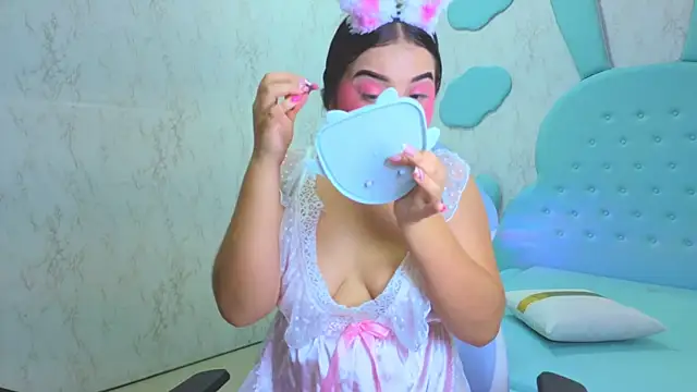 Mia Cuttee online show from 11-24-25, 03:17