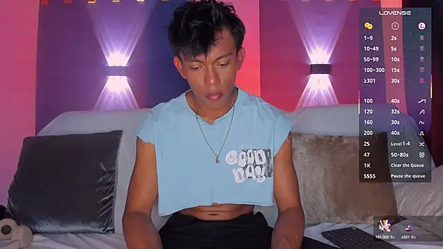Snapshot of Santti_ chatting on 10-15-25, 08:42 Santti online show from 10-15-25, 08:42