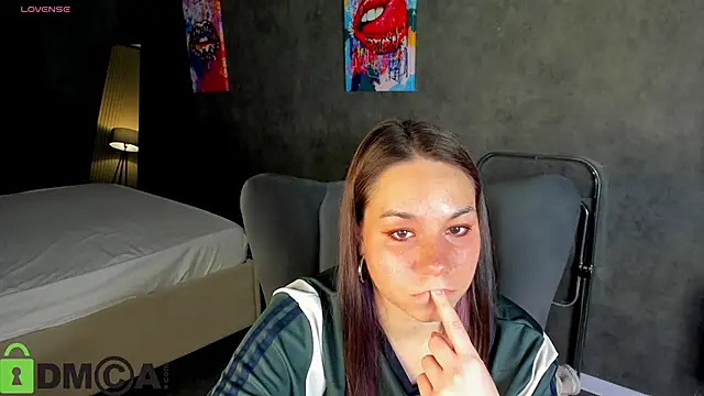 Al1ice Moures online show from 10-28-25, 01:09