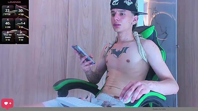 Snapshot of Skinny_batman chatting on 09-26-25, 03:16 Skinny batman online show from 09-26-25, 03:16