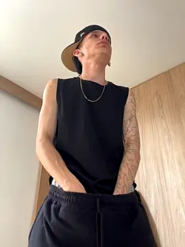 Snapshot of Skinny_batman chatting on 10-18-25, 05:46 Skinny batman online show from 10-18-25, 05:46