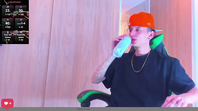 Snapshot of Skinny_batman chatting on 10-23-25, 11:24 Skinny batman online show from 10-23-25, 11:24