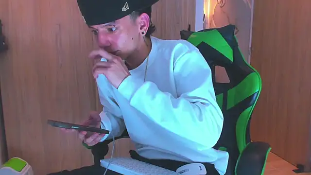 Snapshot of Skinny_batman chatting on 11-06-25, 09:15 Skinny batman online show from 11-06-25, 09:15