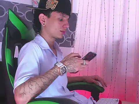 Snapshot of Skinny_batman chatting on 12-04-25, 09:34 Skinny batman online show from 12-04-25, 09:34