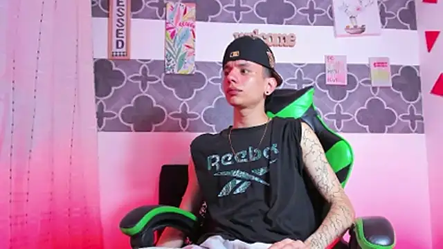 Snapshot of Skinny_batman chatting on 12-19-25, 11:56 Skinny batman online show from 12-19-25, 11:56