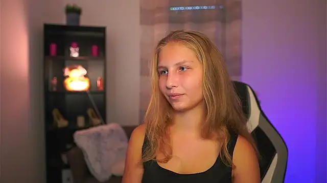 Snapshot of emmie_murray chatting on 10-25-25, 01:18 emmie murray online show from 10-25-25, 01:18