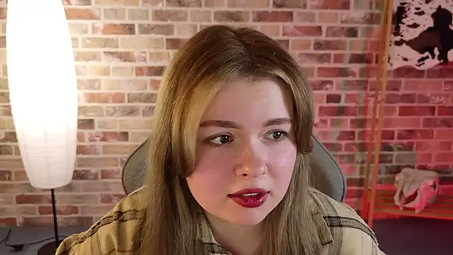 Snapshot of HaleySun chatting on 10-16-25, 01:12 HaleySun online show from 10-16-25, 01:12