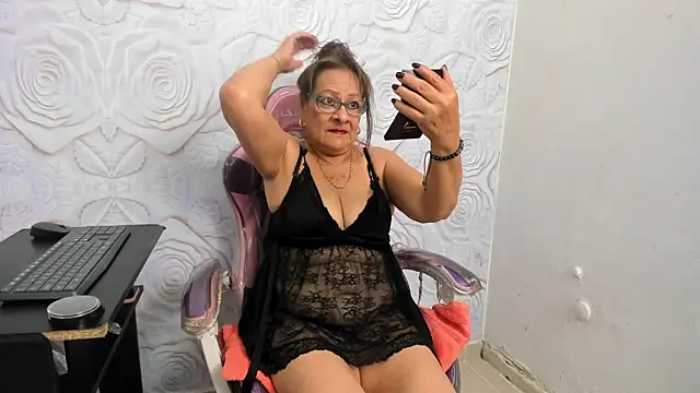 Snapshot of HotNana4U chatting on 09-30-25, 11:15 HotNana4U online show from 09-30-25, 11:15