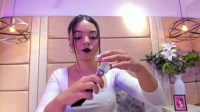 Snapshot of AriaBelles chatting on 10-10-25, 02:49 AriaBelles online show from 10-10-25, 02:49