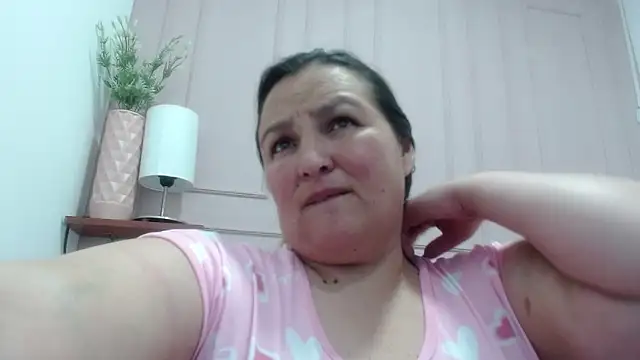 Snapshot of SweetRouse__ chatting on 10-05-25, 03:38 SweetRouse online show from 10-05-25, 03:38