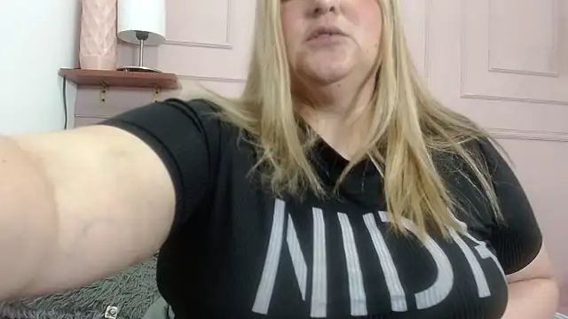 Snapshot of SweetRouse__ chatting on 10-12-25, 02:10 SweetRouse online show from 10-12-25, 02:10