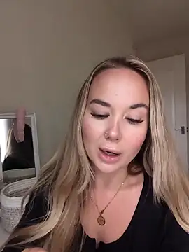 Snapshot of BarbieDolly_x chatting on 09-24-25, 10:40 BarbieDolly x online show from 09-24-25, 10:40