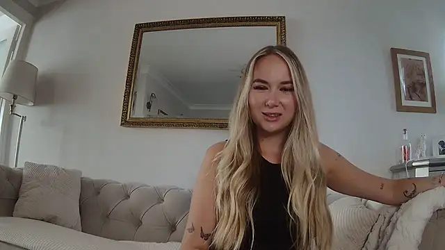 Snapshot of BarbieDolly_x chatting on 09-30-25, 01:27 BarbieDolly x online show from 09-30-25, 01:27