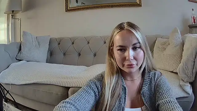 Snapshot of BarbieDolly_x chatting on 10-06-25, 04:37 BarbieDolly x online show from 10-06-25, 04:37