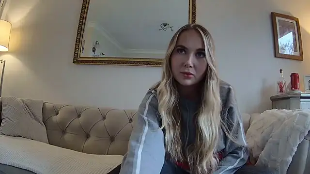 Snapshot of BarbieDolly_x chatting on 10-08-25, 02:36 BarbieDolly x online show from 10-08-25, 02:36