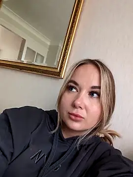 Snapshot of BarbieDolly_x chatting on 10-13-25, 03:12 BarbieDolly x online show from 10-13-25, 03:12