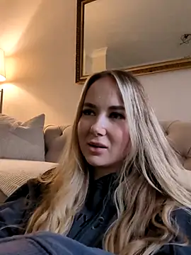 Snapshot of BarbieDolly_x chatting on 10-15-25, 03:56 BarbieDolly x online show from 10-15-25, 03:56