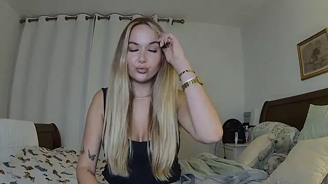 Snapshot of BarbieDolly_x chatting on 10-18-25, 07:14 BarbieDolly x online show from 10-18-25, 07:14