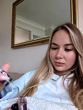 Snapshot of BarbieDolly_x chatting on 10-23-25, 01:43 BarbieDolly x online show from 10-23-25, 01:43