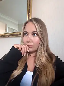 Snapshot of BarbieDolly_x chatting on 10-24-25, 02:13 BarbieDolly x online show from 10-24-25, 02:13