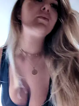 Snapshot of BarbieDolly_x chatting on 11-03-25, 01:01 BarbieDolly x online show from 11-03-25, 01:01