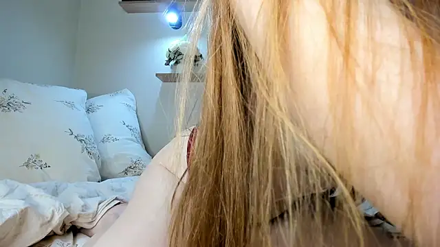 Snapshot of Red_FoxGirl chatting on 04-19-26, 06:10 Red FoxGirl online show from 04-19-26, 06:10