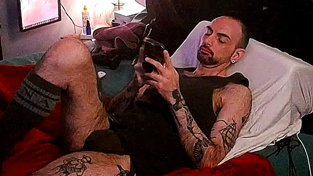 Snapshot of hungbot chatting on 12-16-25, 05:56 hungbot online show from 12-16-25, 05:56