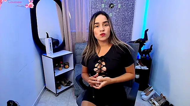 Snapshot of Sally_Ricci chatting on 11-18-25, 01:00 Sally Ricci online show from 11-18-25, 01:00