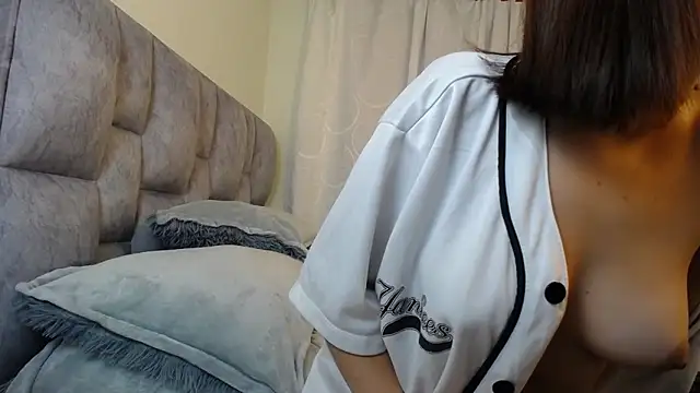 Snapshot of little-bunny- chatting on 11-20-25, 02:34 little-bunny- online show from 11-20-25, 02:34