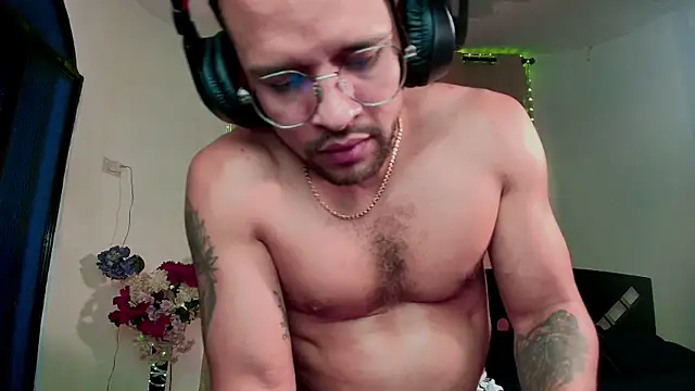 Snapshot of LucasGaeel chatting on 10-11-25, 04:49 LucasGaeel online show from 10-11-25, 04:49