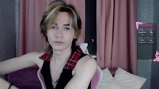 Snapshot of evan_reinhart chatting on 10-15-25, 10:43 evan reinhart online show from 10-15-25, 10:43